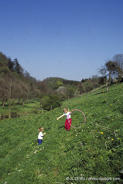 enfants dans les prs - children in the meadow
